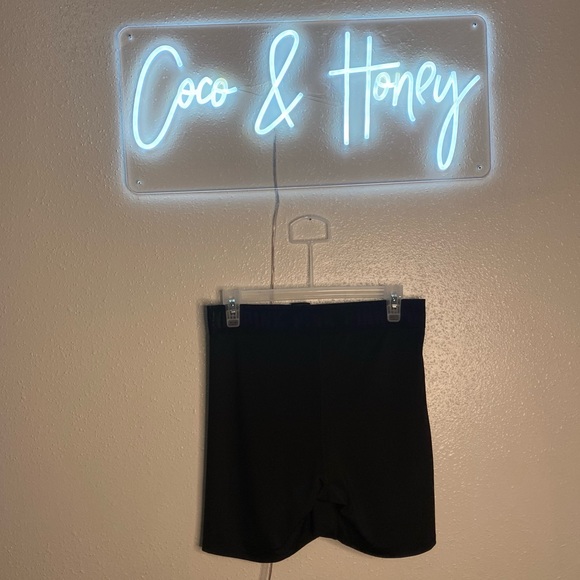 VICTORIA SECRET SPORT SHORTS - Picture 3 of 10